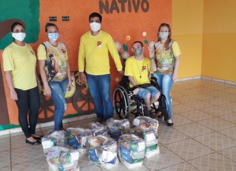 Doações de cestas básicas.