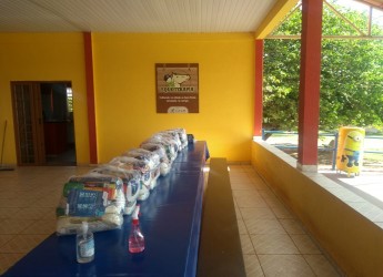 Doações de cestas básicas.